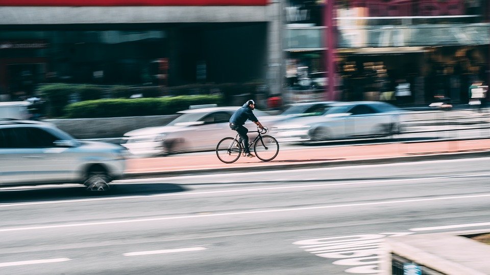 Radfahrer beschädigt Auto – und flüchtet