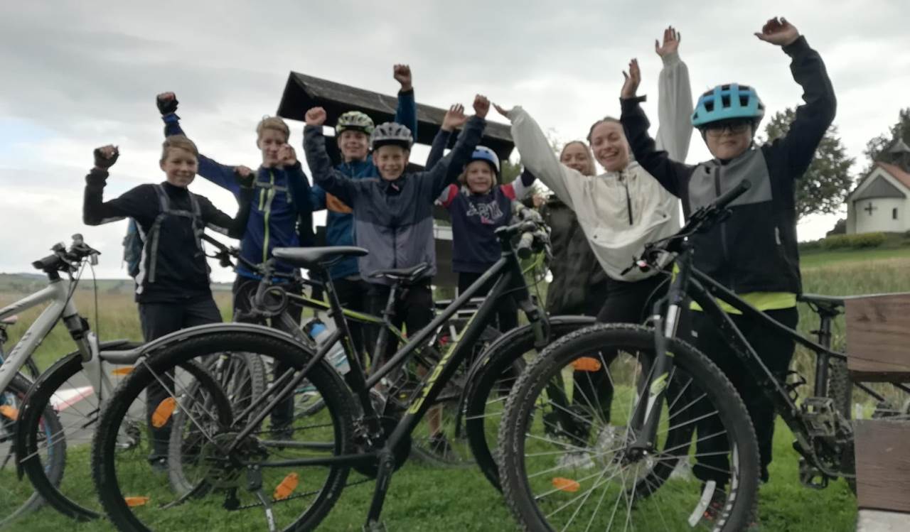 Ministranten erobern Dirtbike-Strecke