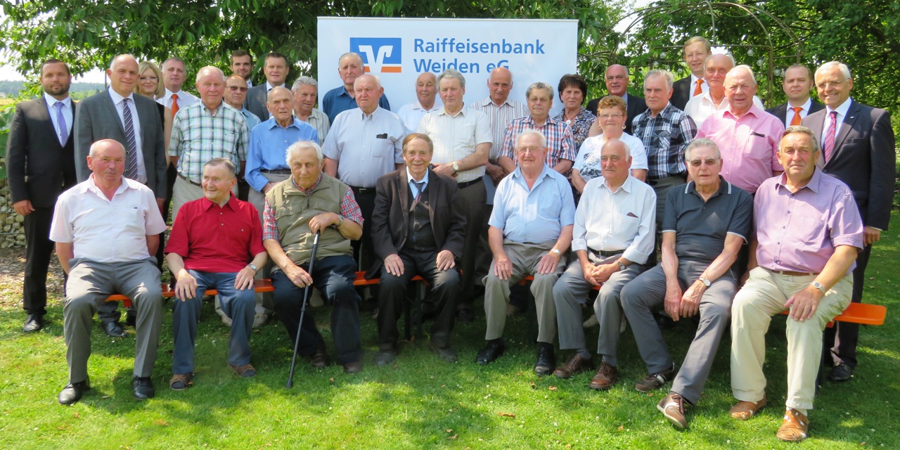 Raiffeisenbank ehrt Mitglieder für mehr als 50 Jahre Treue