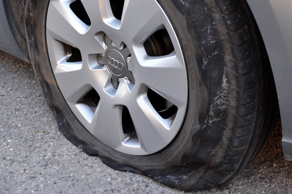 Reifen von Autos in Fliederstraße zerstochen
