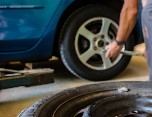 Diebe hinterlassen Auto ohne Reifen