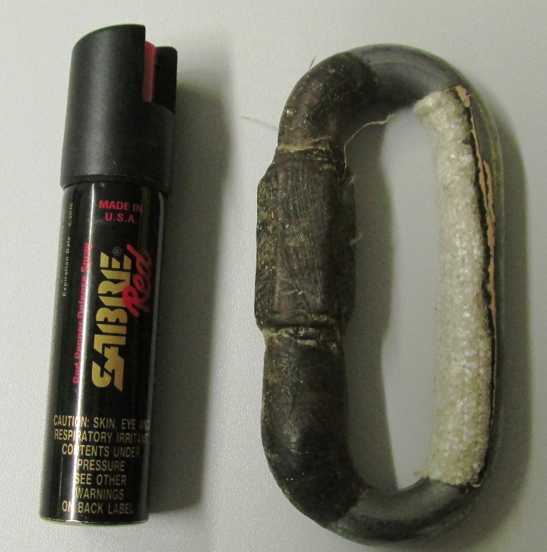 Schlagring und Reizgas beschlagnahmt