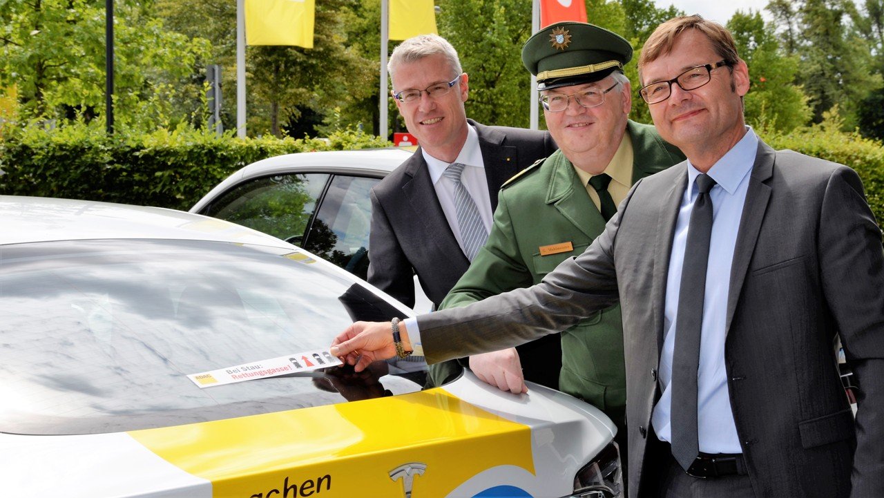 Mit Stickern Leben retten: So bildet man eine Rettungsgasse