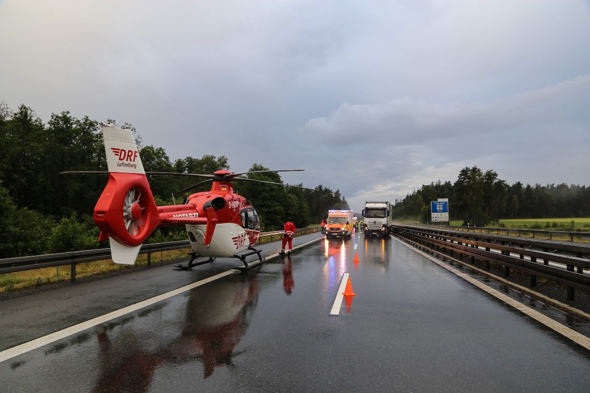 Unfall A93: Auto kracht in Leitplanke – LKW in Rettungswagen