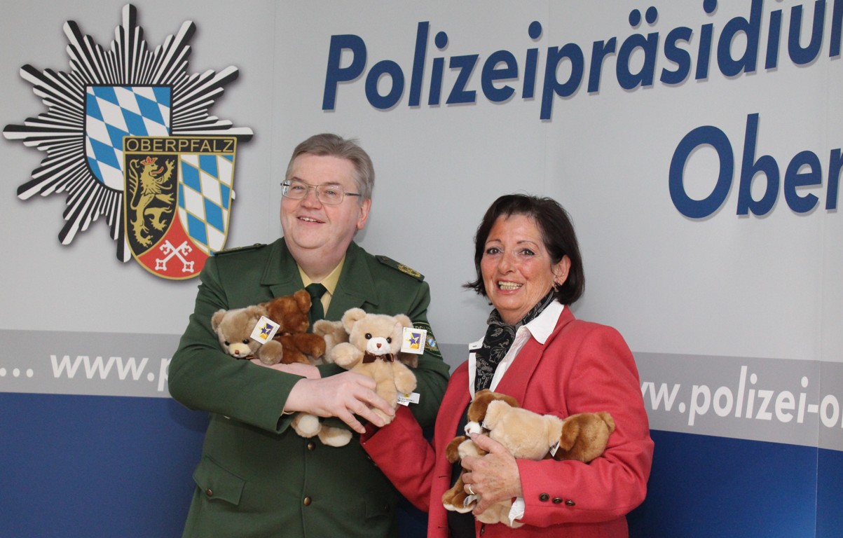 Neue Rettungsteddys: Polizei Oberpfalz erhält „bärenstarke“ Spende