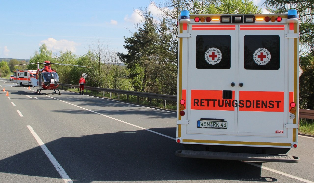 Unfall B299: Zwei Verletzte und 13.000 Euro Schaden
