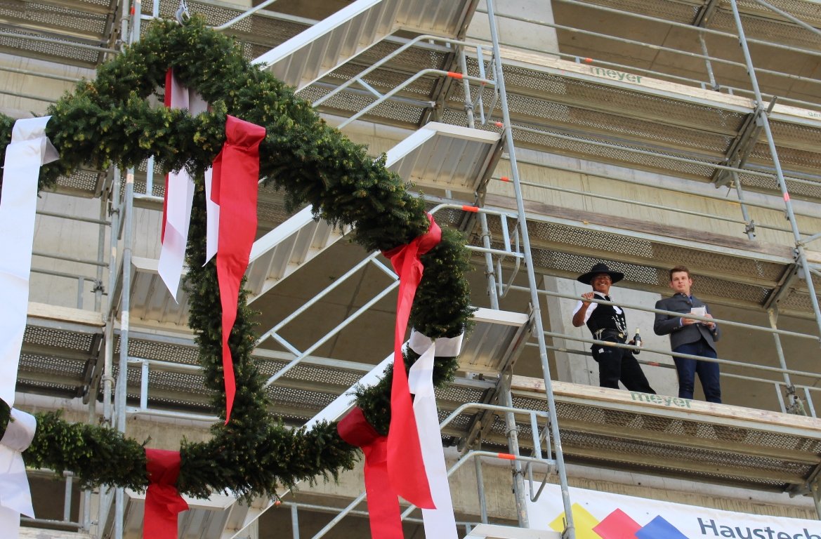 Rohbau steht: E-House feiert Richtfest