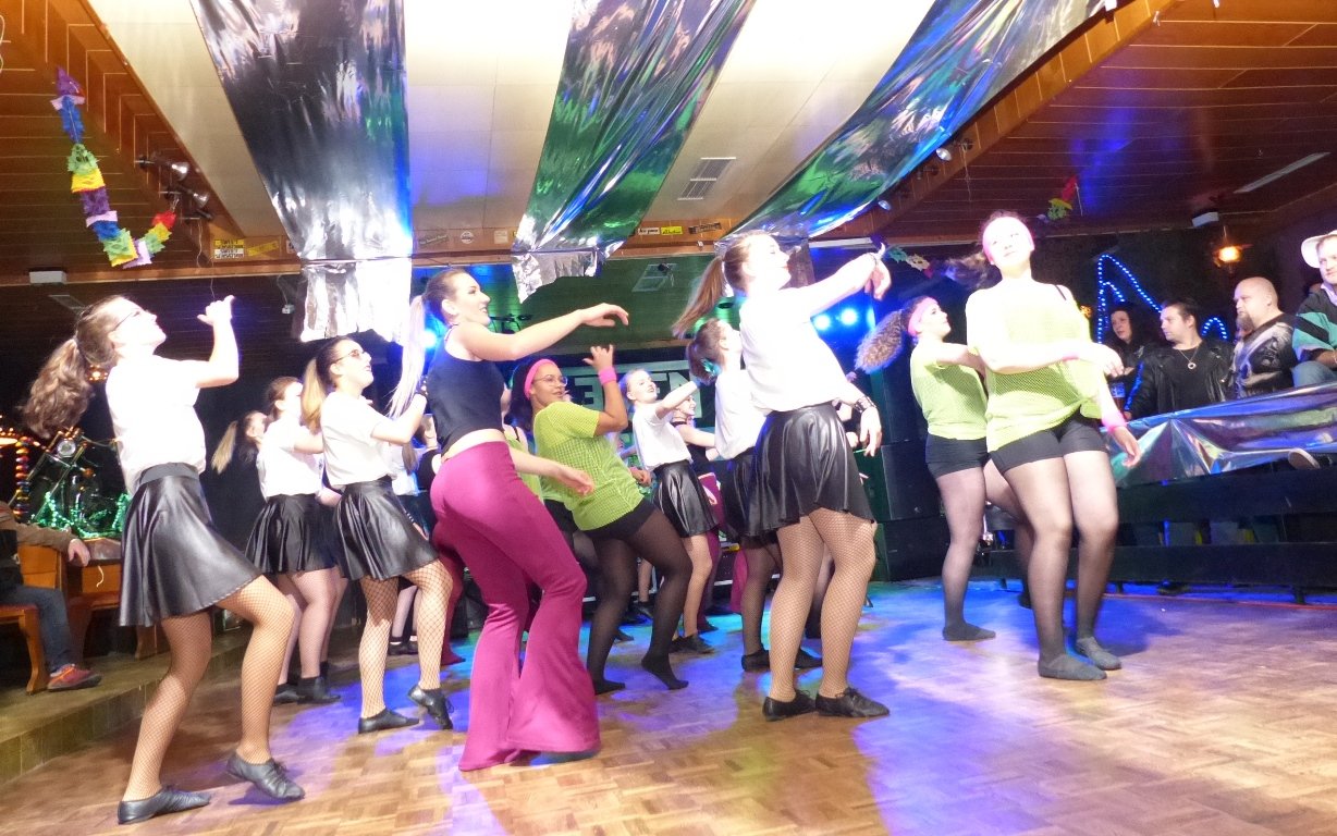 Louher Tanzgirls heizen den Bikern ein