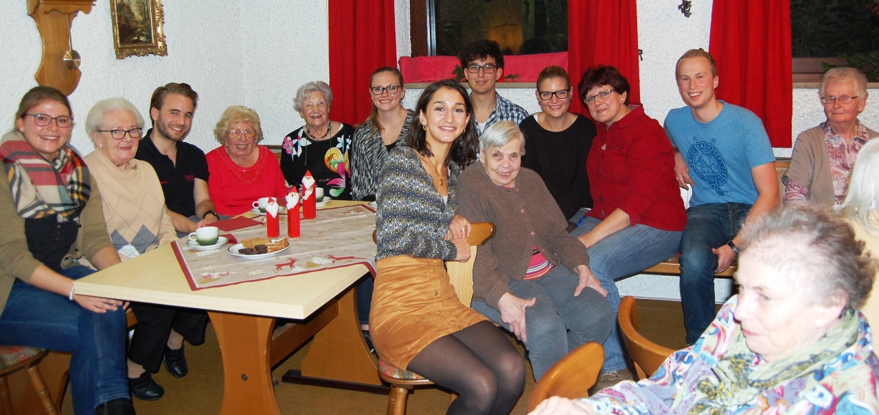 Weihnachtsstimmung eint jung und alt: Reger Austausch zwischen Generationen