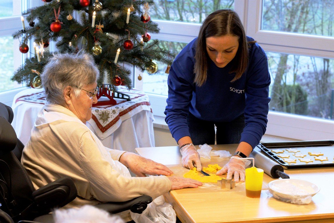 Schott mit Senioren „in der Weihnachtsbäckerei“