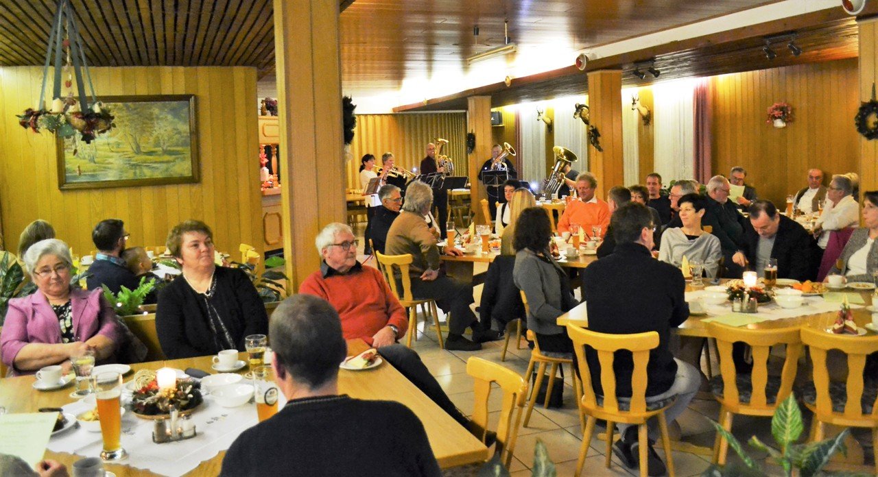 Besinnlich mit Posaunenklang und Witz: Neustädter SPD feiert Weihnachten