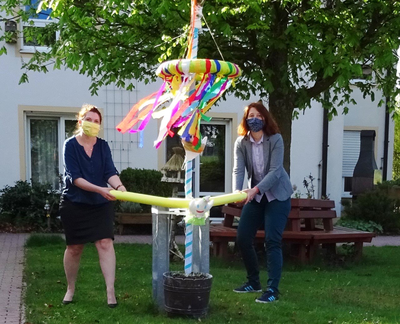 Volle Frauenpower beim Maibaum-Aufstellen