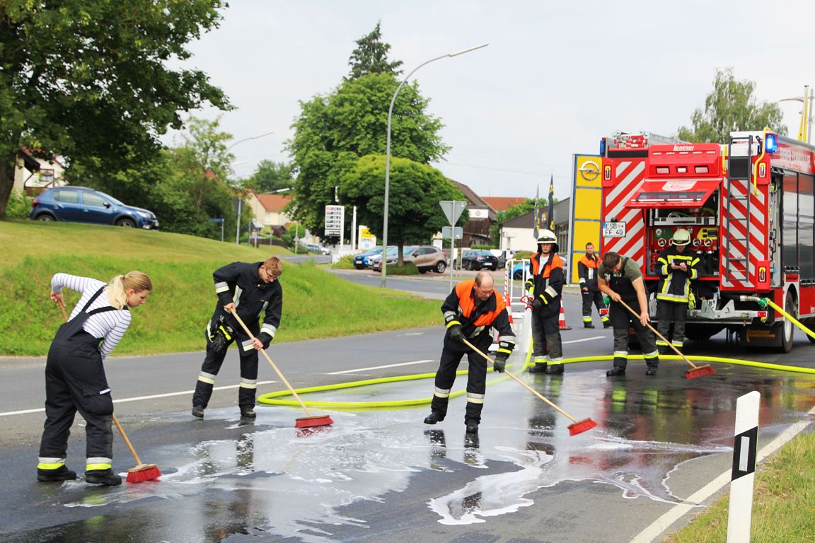 Fett und Essensreste: Feuerwehr rückt zu Straßenreinigung an