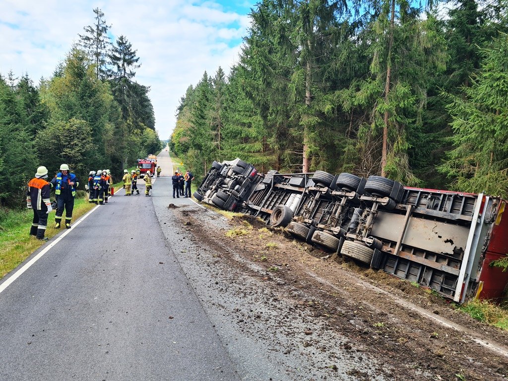 Verhängnisvoll enge Straße: Lastwagen umgekippt