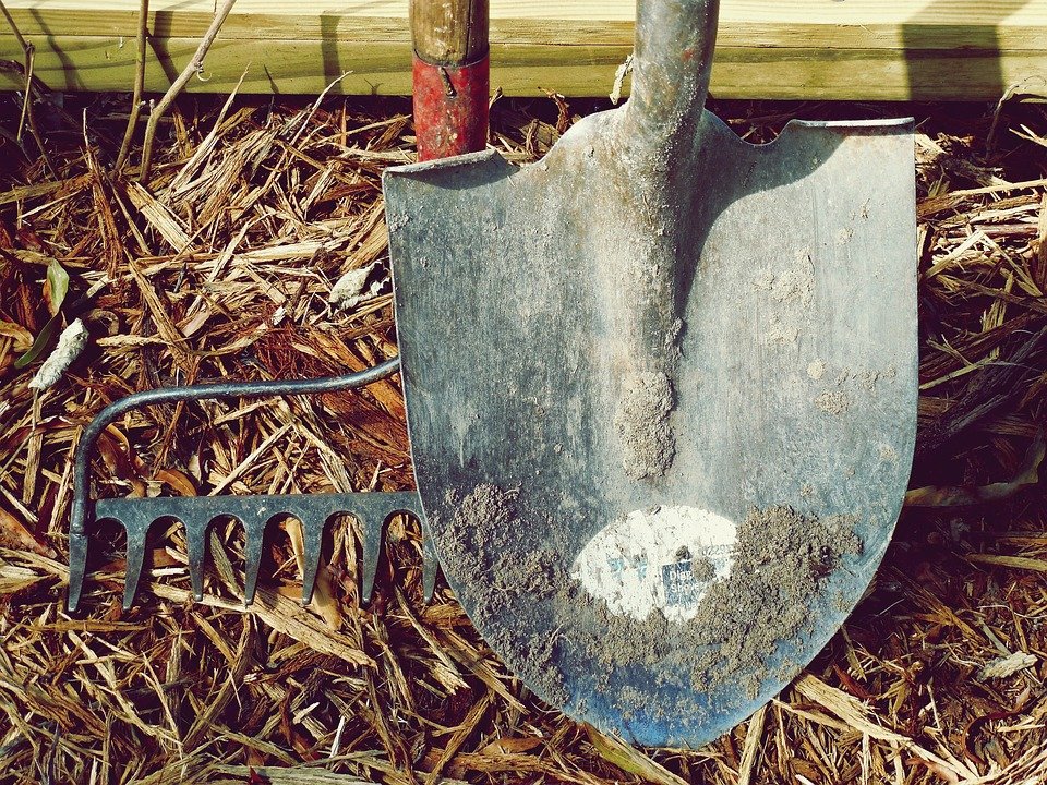 Ungesicherte Schaufel ist Ursache für Unfall