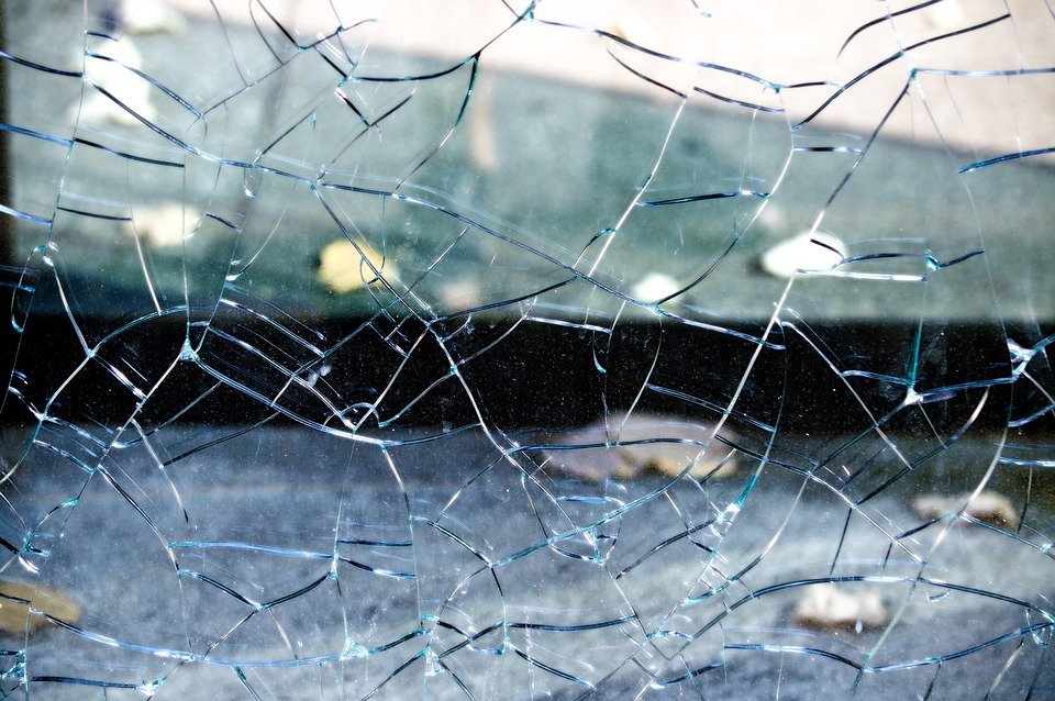 Scheibe geht zu Bruch: Mitarbeiter blutet stark am Kopf