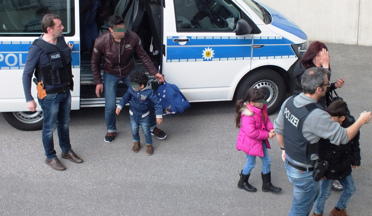 Zwei Tage im Laderaum: LKW-Fahrer schleust 21 Personen nach Bayern