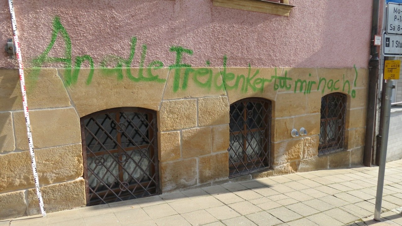 Graffiti-Parolen in Pressath: Belohnung für Hinweise