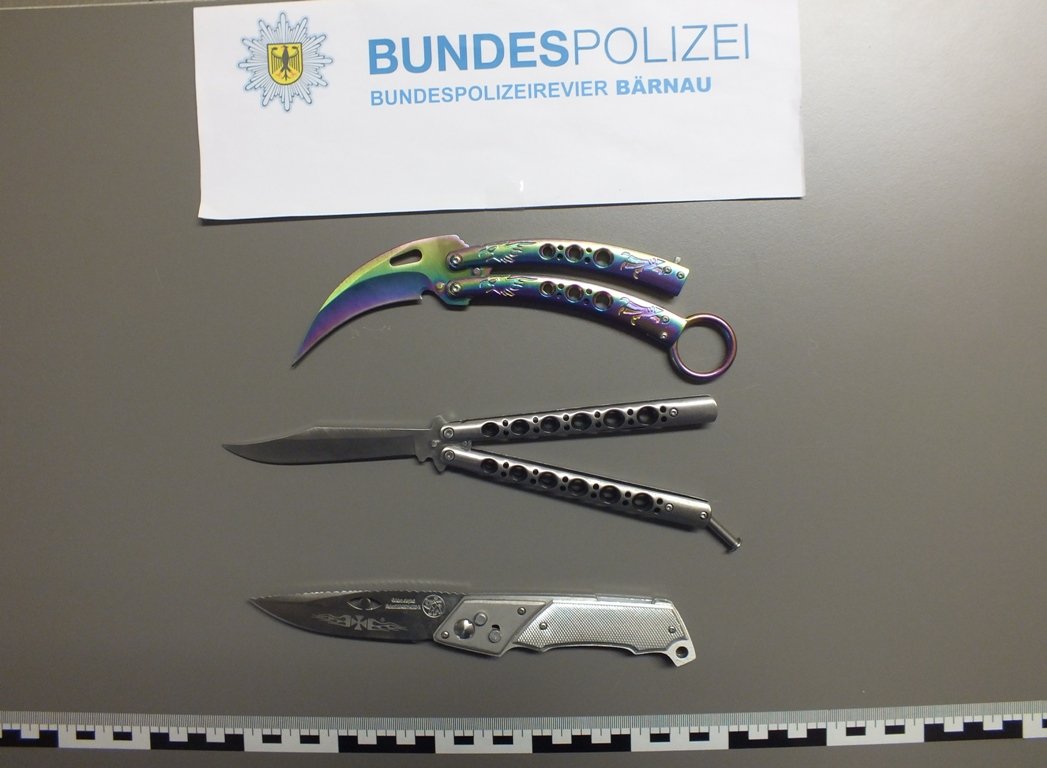 Ein Auto, vier Insassen, fünf Waffen