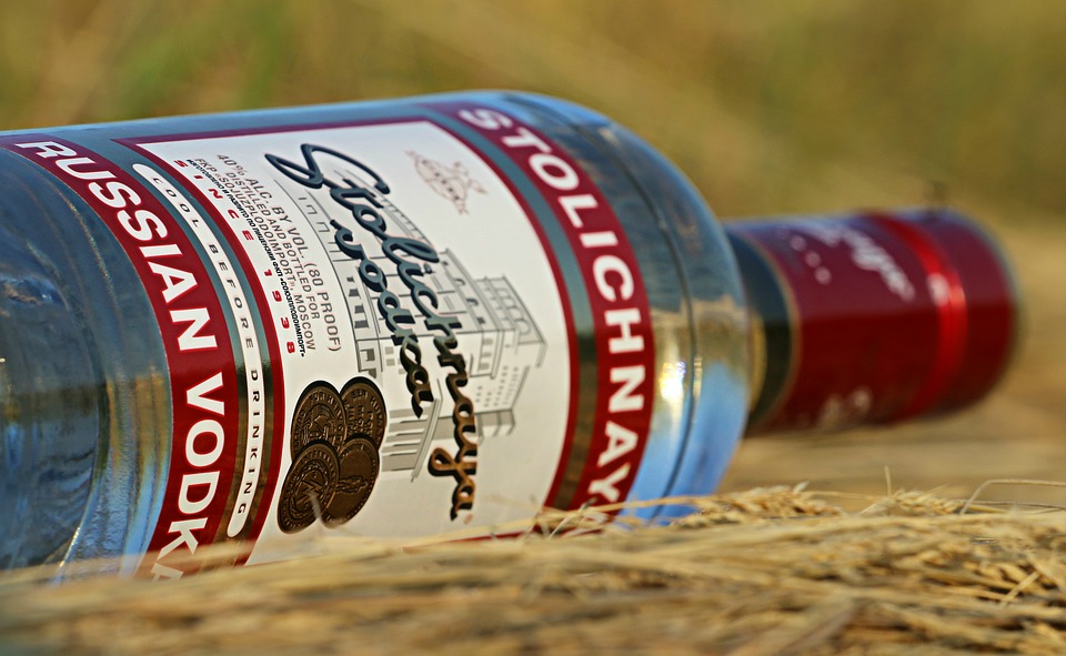 Unfallfahrer mit Wodka in der Hand