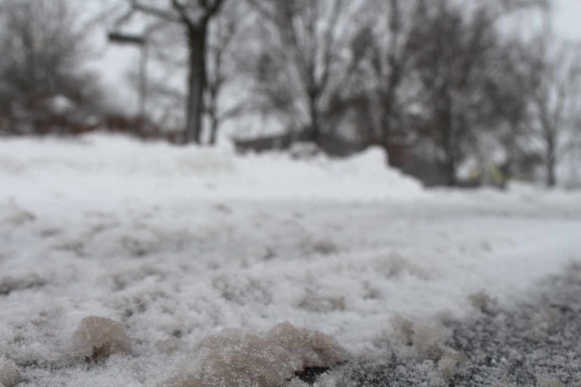 Schneetreiben sorgt für schlecht Sicht: Rollerfahrer prallt gegen Auto