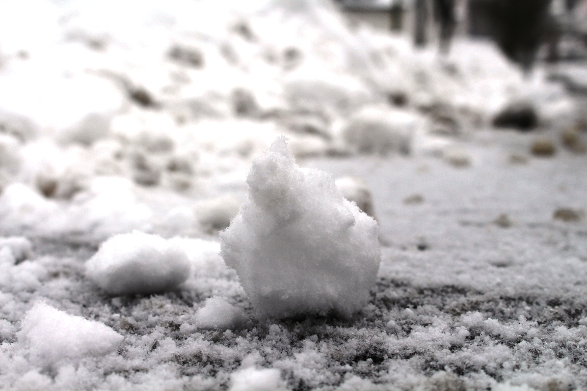 Wegen Schneeglätte: Auto überschlägt sich