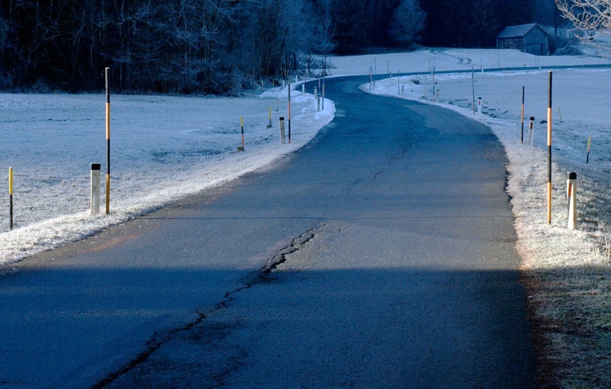 Schneestange gegen Hauswand geschleudert