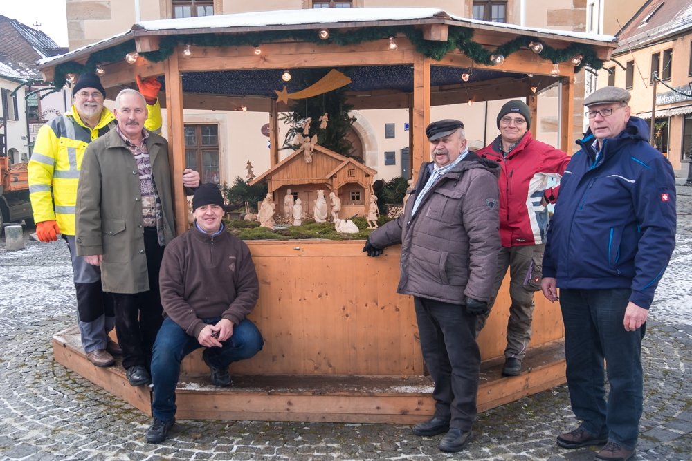 Über 150 Figuren: Schnitzergemeinschaft bringt Krippe in Position