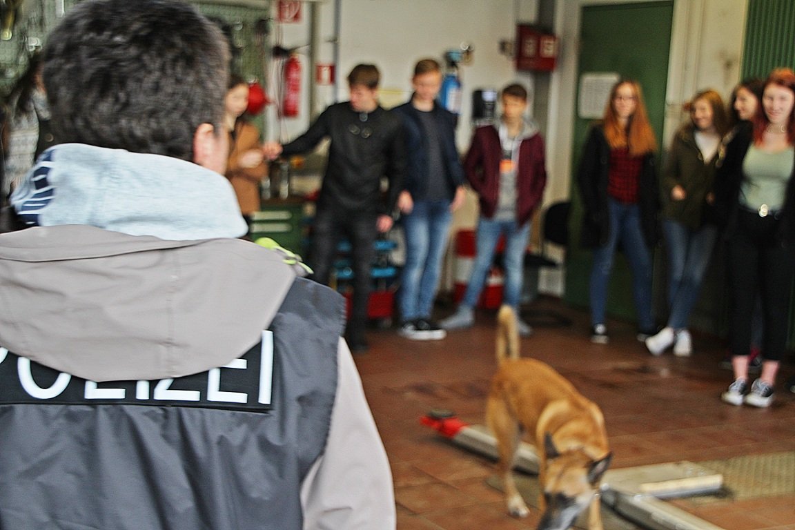 Schüler machen große Augen: Schnuppertag bei der Polizei