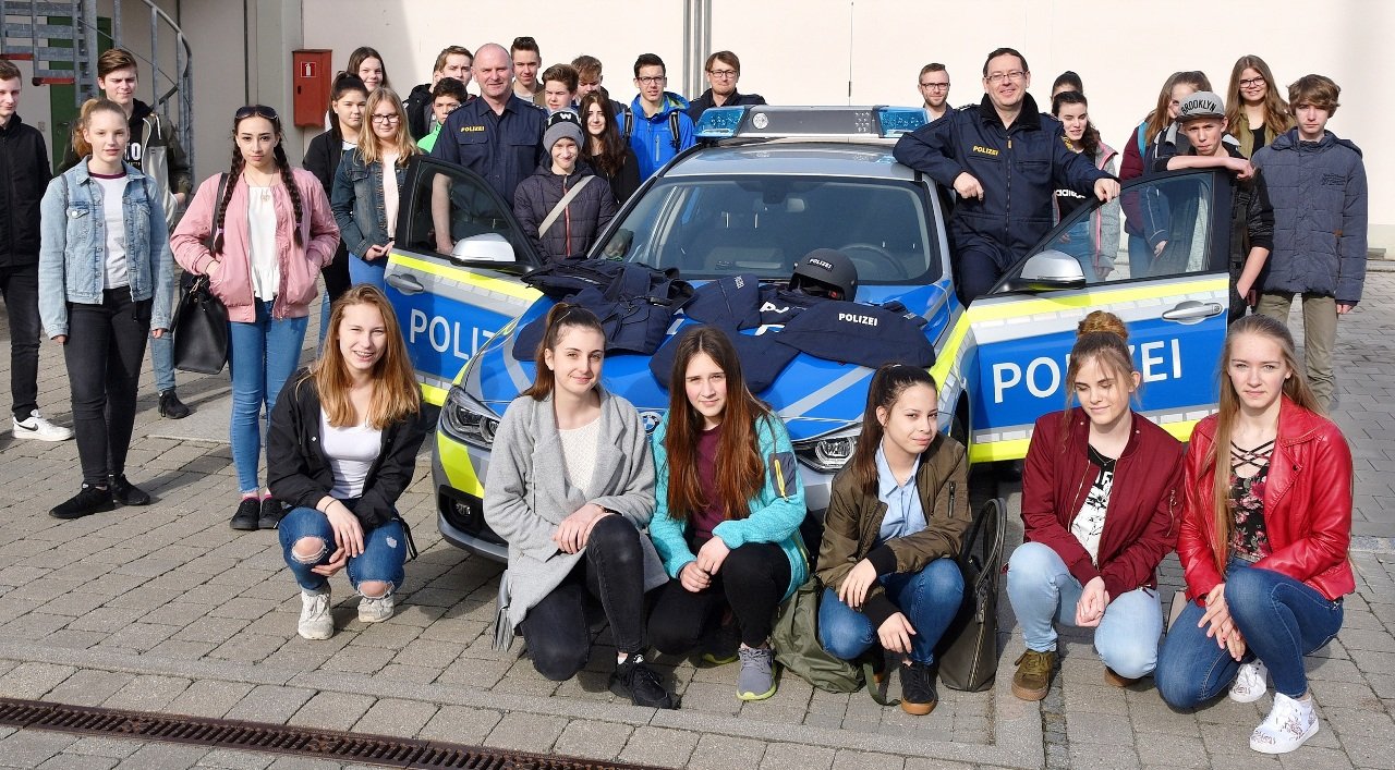 Schüler machen Schnupperkurs bei der Polizeiinspektion Weiden