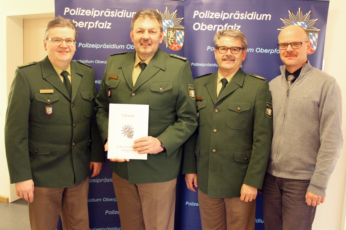 Vierzig Jahre im Polizeidienst: Reinhold Schreyer ausgezeichnet