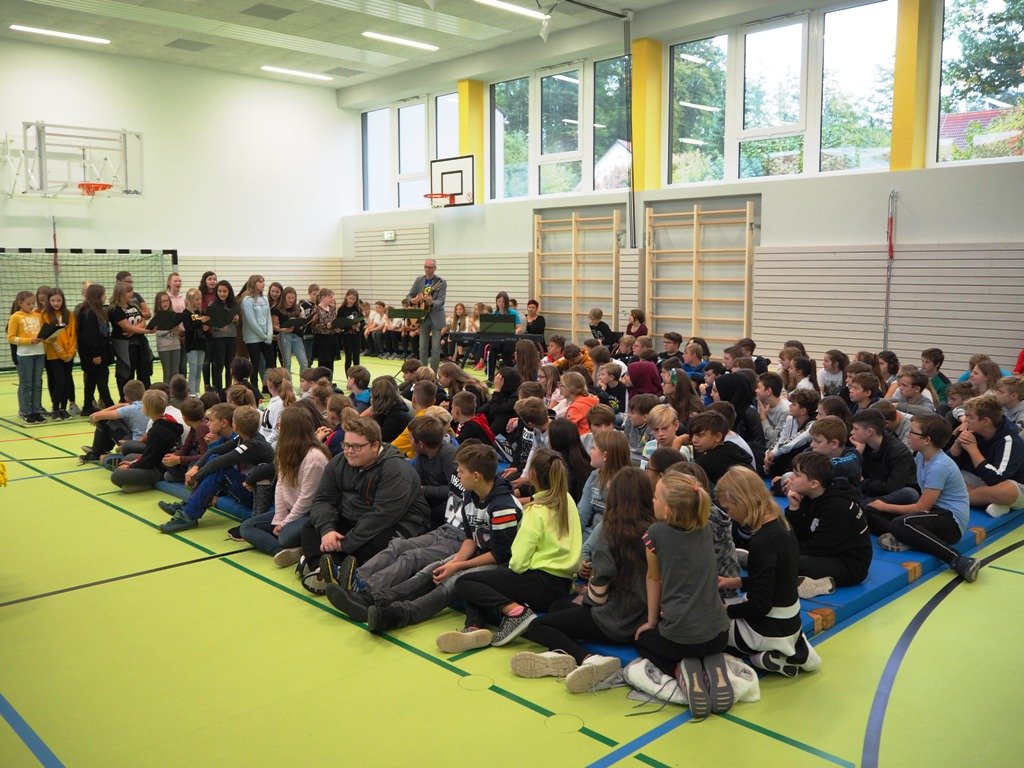 Mittelschulturnhalle hell und günstig saniert