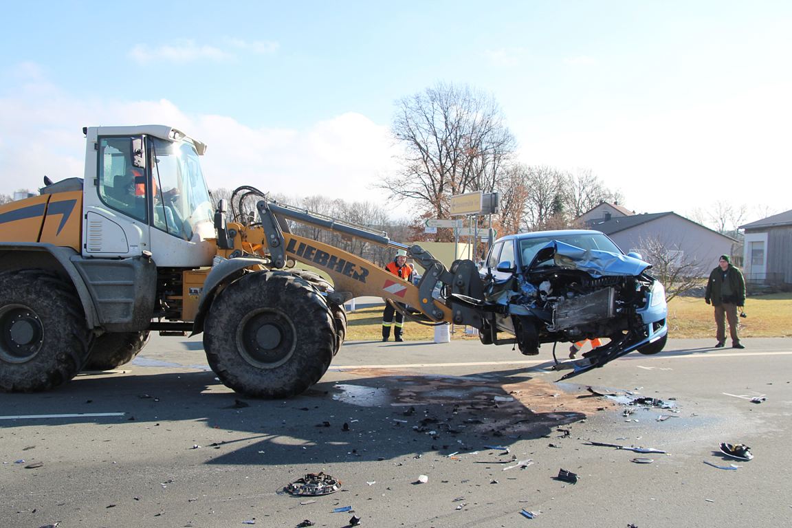 [Update] Unfall hinterlässt Trümmerfeld bei Burkhardsreuth: Zwei Verletzte