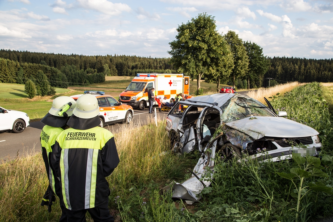 Mehrfach überschlagen: Passat-Fahrer (21) schwer verletzt