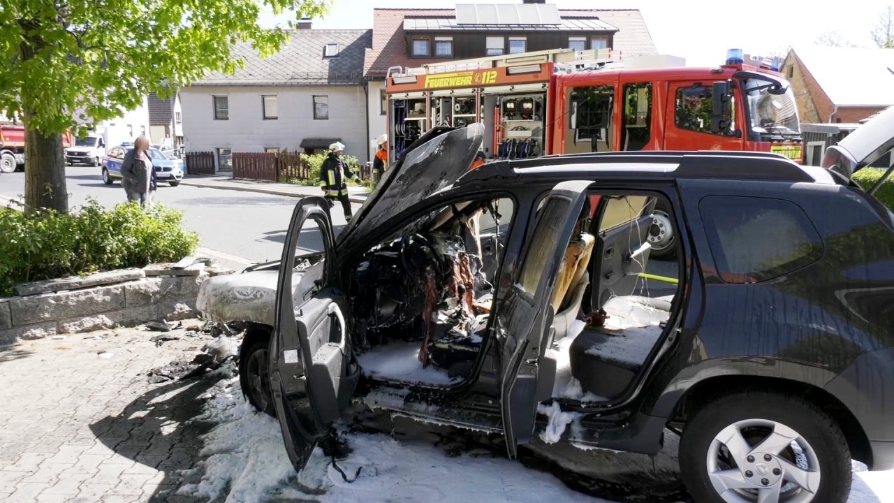 Mit Wucht gegen Mauer – Auto fängt sofort Feuer