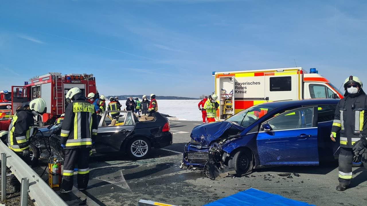Frontalzusammenstoß: Fünf Verletzte bei Unfall