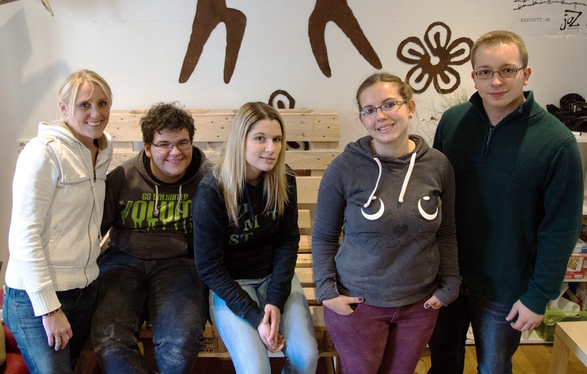 Jugendliche im Scout beweisen handwerkliches Geschick