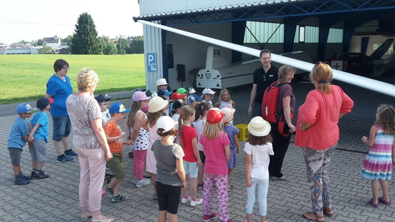 Kindergarten besucht Segelflugclub