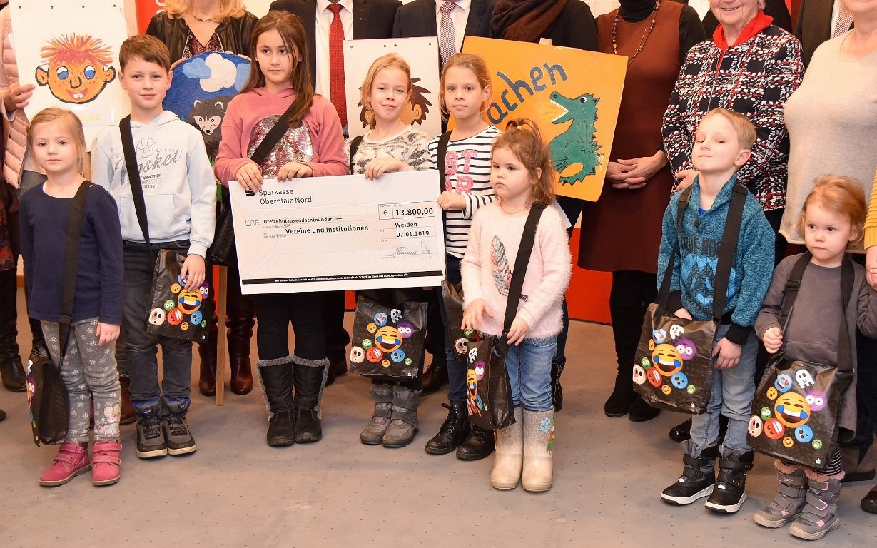13.800 Euro an Schulen, Kindergärten und Horte