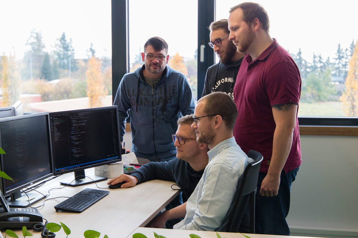 Fünf Wirtschaftsinformatiker starten bei Speed4Trade