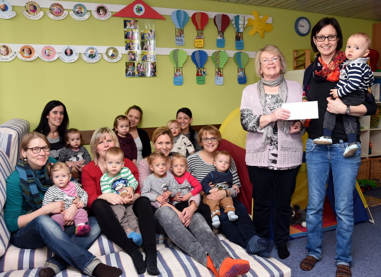 Pfarrgemeinderat spendet für Eltern-Kind-Gruppe
