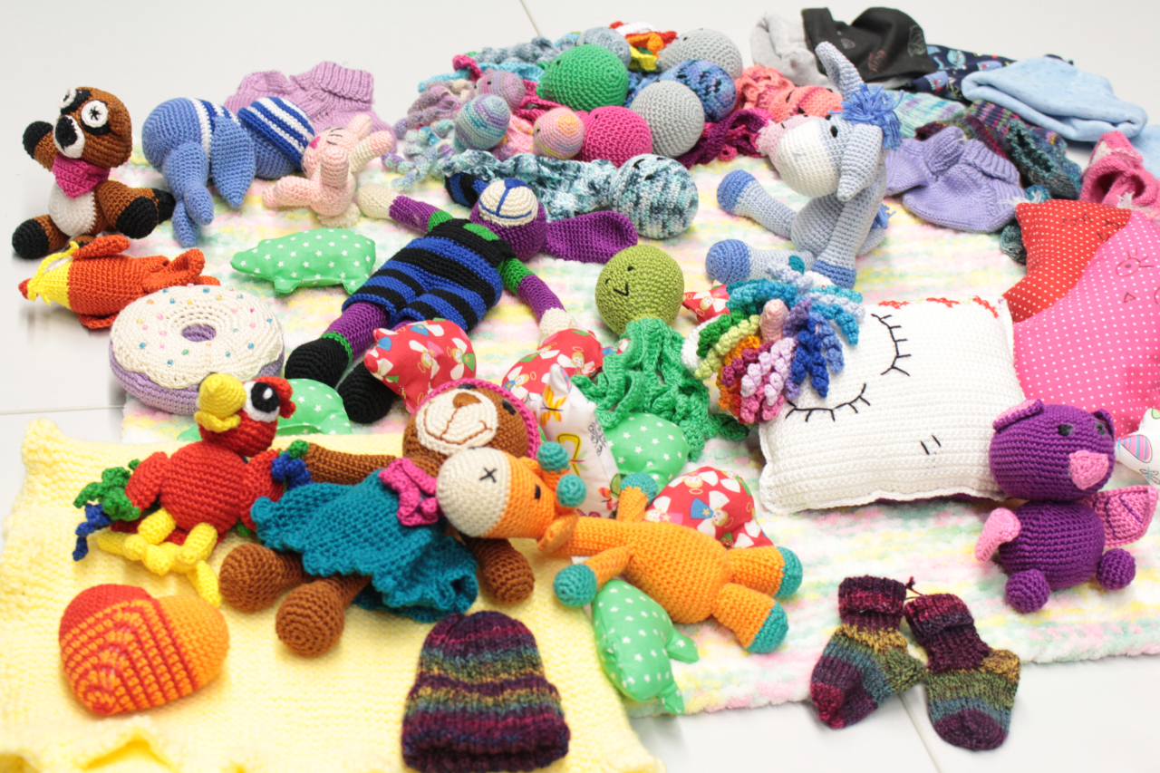 Genäht, gestrickt und gehäkelt – Schülerinnen beweisen großes Herz für Frühchen