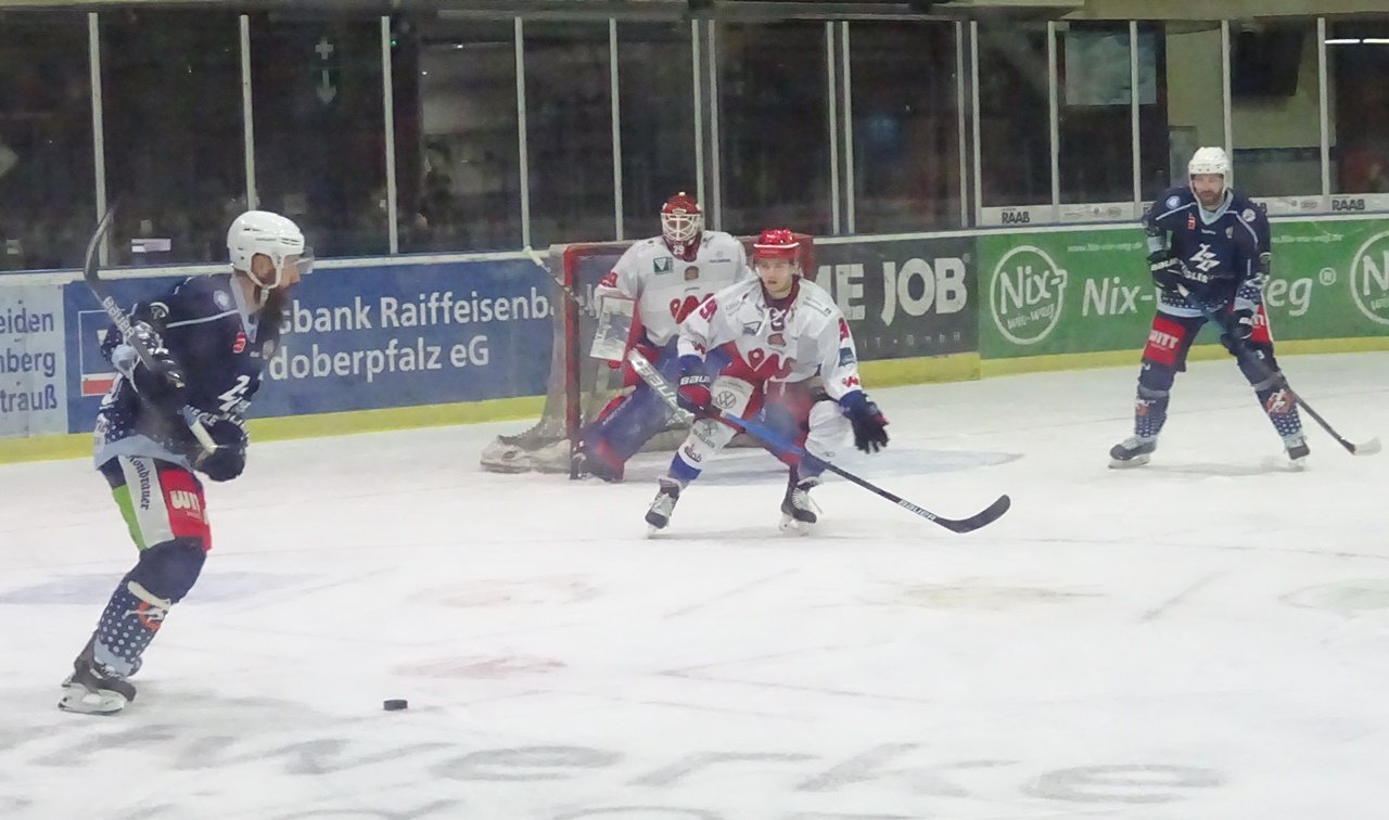 Cleverer Deggendorfer SC holt drei Punkte in Weiden