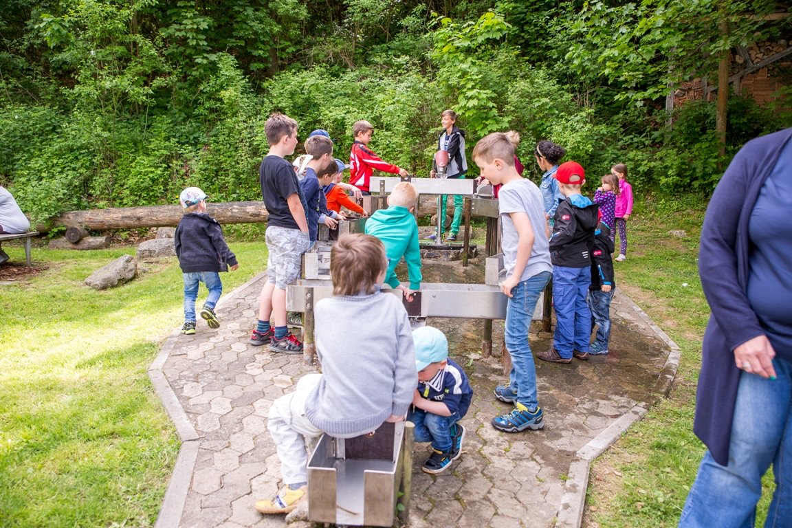 Klatschnass und glücklich: Vatertagsfeier beim Spielplatzfest