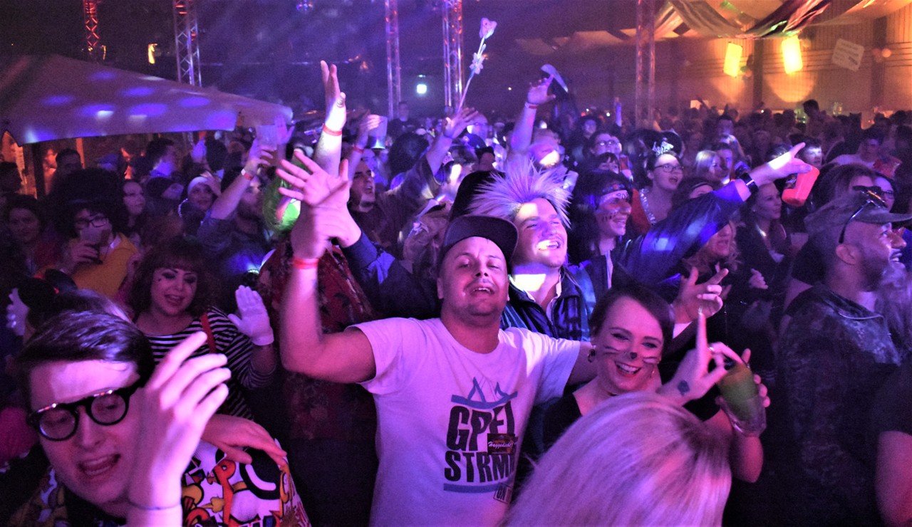 Schrille, laute Partynacht bei Sportlerball