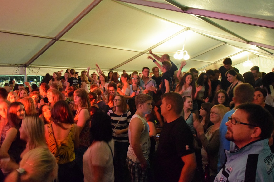 Sportplatzfest in Rothenstadt: Mehr Platz im Zelt