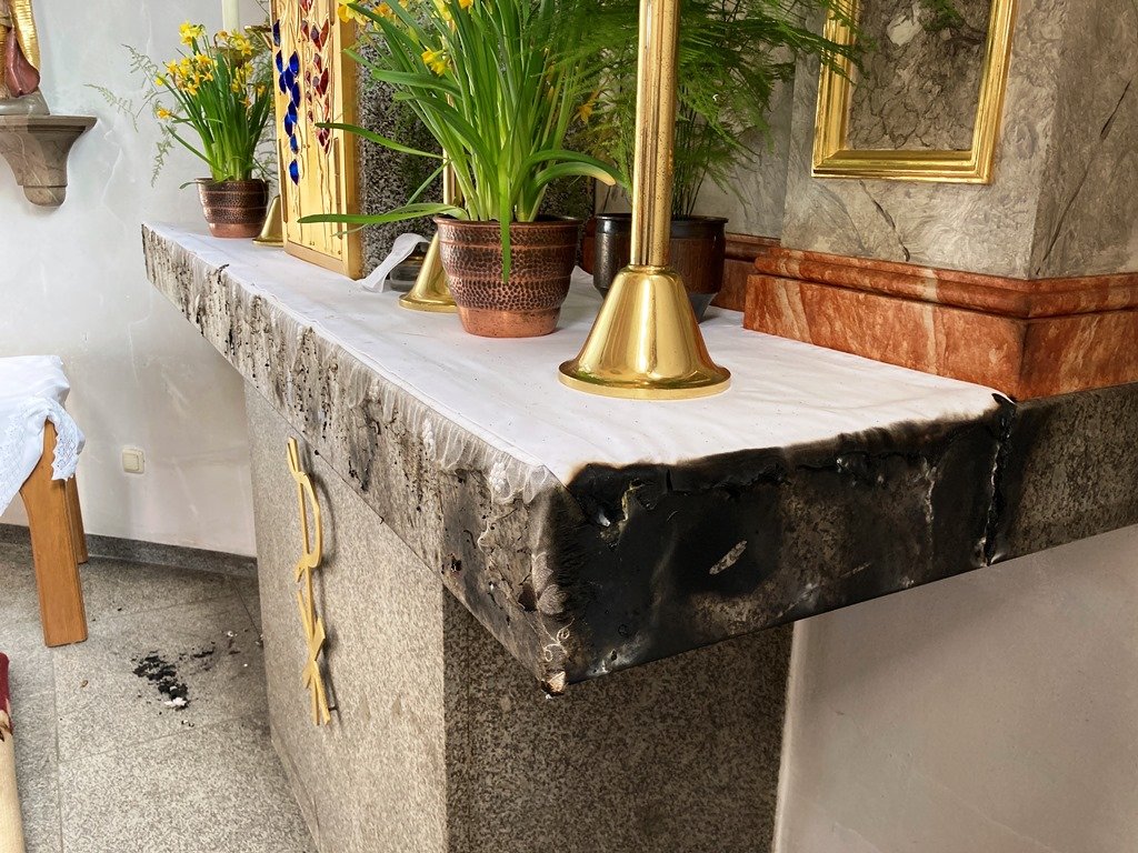 Brandstiftung am Kirchenaltar