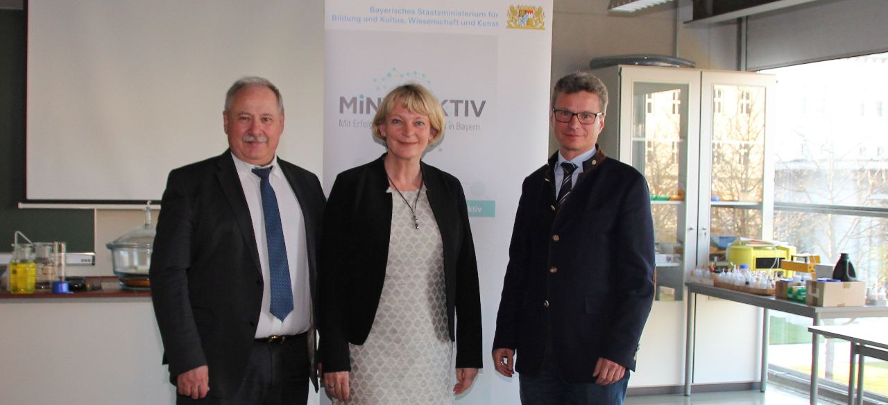 Projekt „MINTBrücke“ der OTH: Staatssekretär Bernd Sibler vor Ort