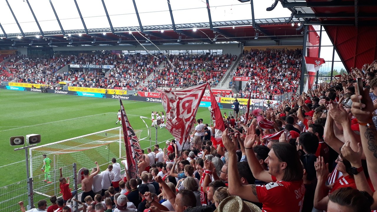 Fußballfans mitten im Stadionfieber
