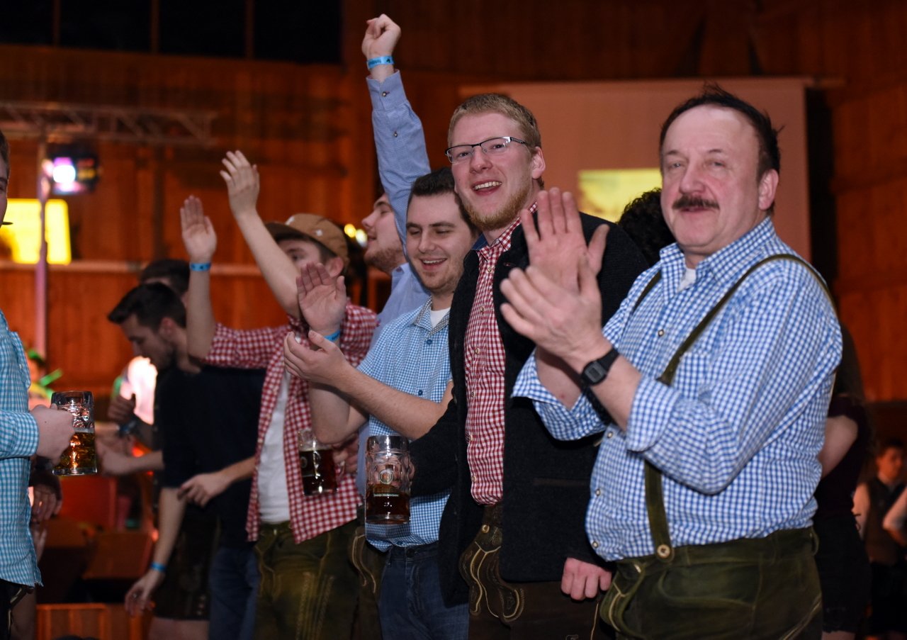 Starkbierfest in der O’Schnitthalle: Dirndln begeistern Jung und Alt